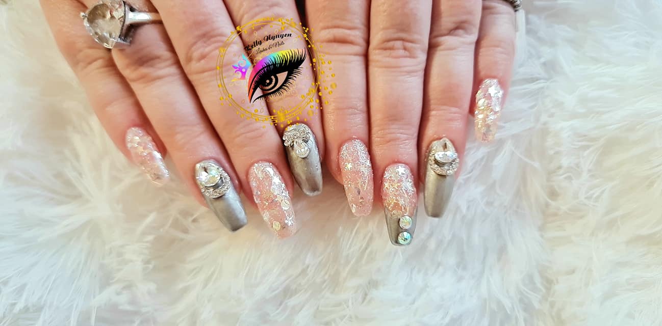 Elegant pearl and rhinestone nails